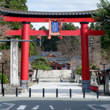 Morioka Hachiman-gu, grande porte Torii à l'entrée du sanctuaire