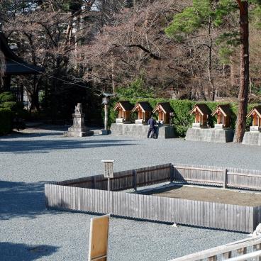 Morioka Hachiman-gu, vue sur l'enceinte et les pavillons Junishi-jinja