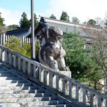 Morioka Hachiman-gu, grand escalier et statue de Komainu