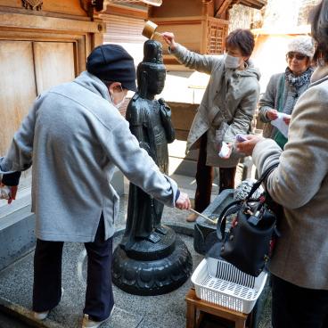 Sugamo (Tokyo), fidèles autour de la statue de Arai Kannon dans le temple Kogan-ji