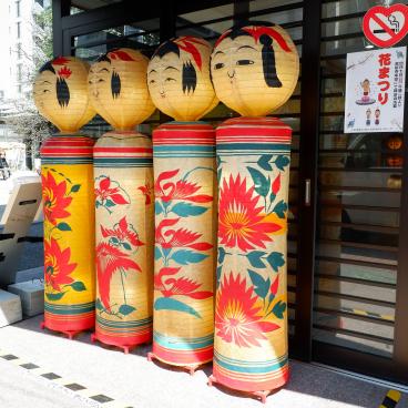 Sugamo (Tokyo), grandes poupées Kokeshi éclairées