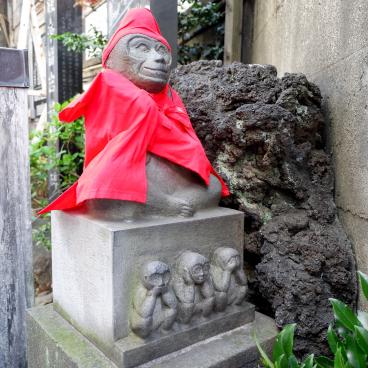 Sugamo (Tokyo), statue de singe gardien du sanctuaire  Sugamo Sarutahiko Okami Koshin-do