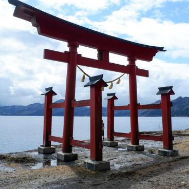 Lac Tazawa-ko (Akita), Torii du sanctuaire Goza-no-ishi 2