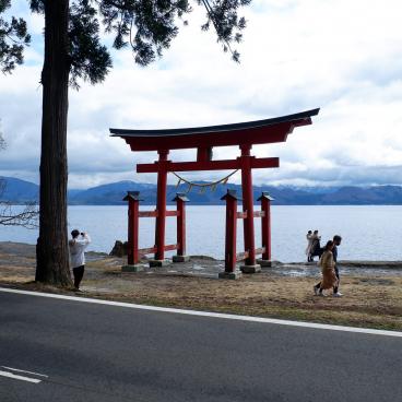 Lac Tazawa-ko (Akita), Torii du sanctuaire Goza-no-ishi