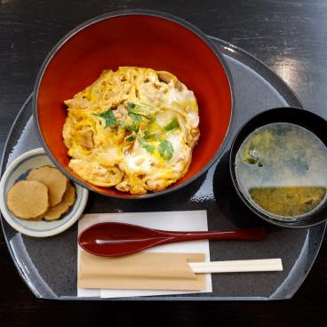 Menu Donburi Oyakodon (riz, omelette et poulet) avec soupe miso