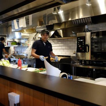 Doug’s Burger (Miyako-jima), comptoir de cuisine du restaurant