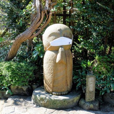 Kamakura, statue de Jizo avec masque pendant la pandémie de Covid