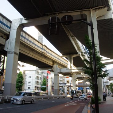 Meguro Sky Garden (Tokyo), vue sur les autoroutes aériennes à l'entrée du jardin suspendu
