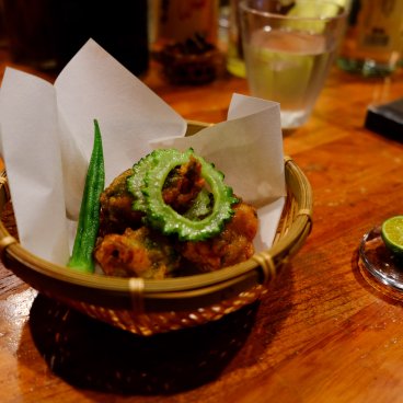 Mori no kenja (Ishigaki), beignets Tempura de courge Goya avec citron vert Shikuwasa d'Okinawa