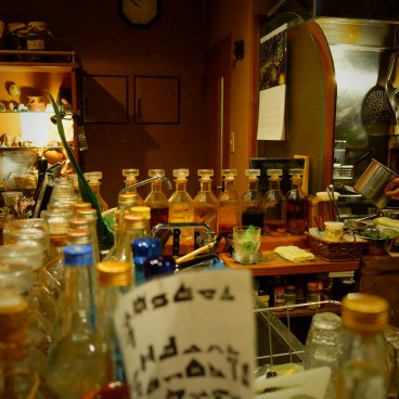 Mori no kenja (Ishigaki), alcools et eaux-de-vie alignés au comptoir du bar
