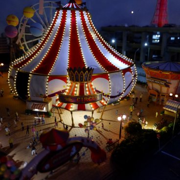 Small Worlds Tokyo (Odaiba), monde Sailor Moon et tente de cirque Dead Moon Circus en miniature