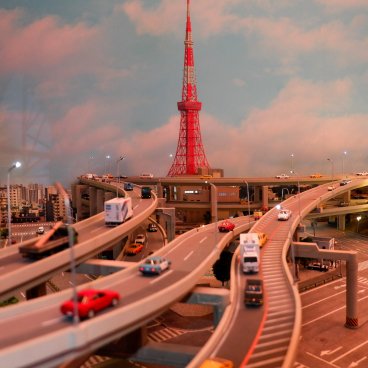 Small Worlds Tokyo (Odaiba), monde Sailor Moon avec autoroute aérienne et Tokyo Tower en miniature