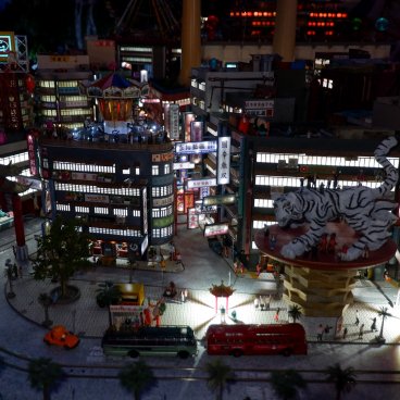 Small Worlds Tokyo (Odaiba), village imaginaire d'inspiration asiatique en miniature