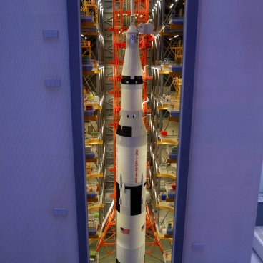 Small Worlds Tokyo (Odaiba), fusée Saturn 5 du centre spatial en miniature