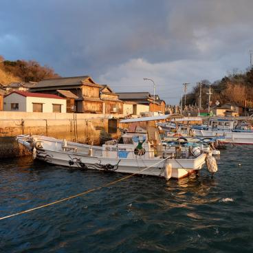 Triennale de Setouchi, île Ogijima, bateaux au port en fin de journée