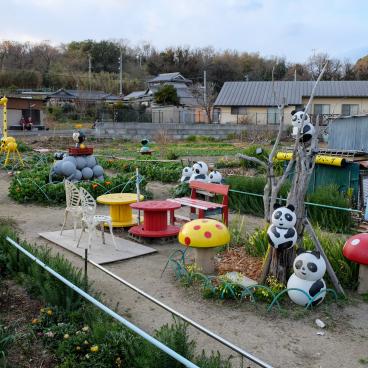 Triennale de Setouchi, île Awashima, décorations réalisées avec des bouées de mouillage