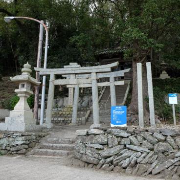 Triennale de Setouchi, île Teshima, Torii shinto et œuvre Particles in the Air / Karato de Noe Aoki