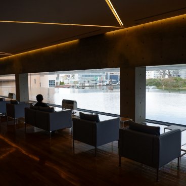 Musée d’art d’Akita, boutique de souvenirs et salon face au parc du château Senshu 2