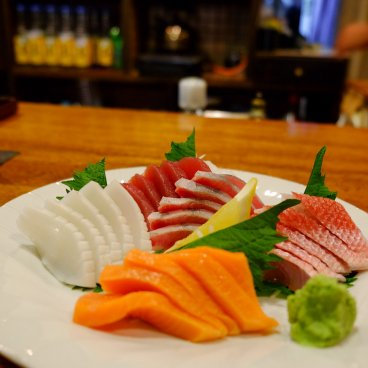 Izakaya Nishiki (Ishigaki), assiette avec un assortiment de Sashimi