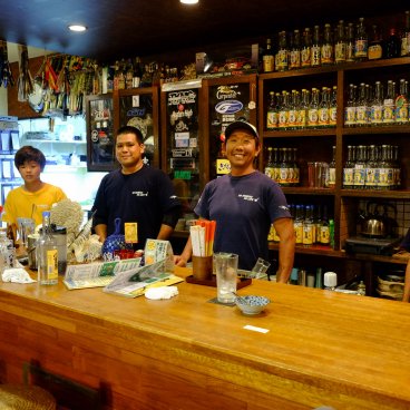 Izakaya Nishiki (Ishigaki), gérant et personnel de l'établissement au comptoir