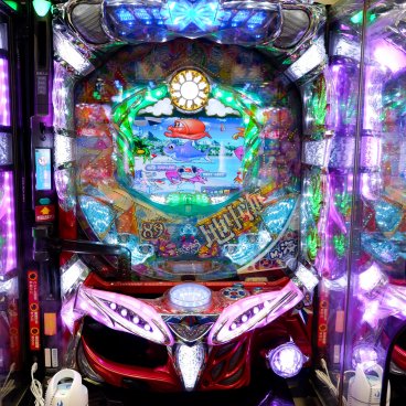 Machine de casino japonais dans la salle de Pachinko Juraku au nord de Tokyo