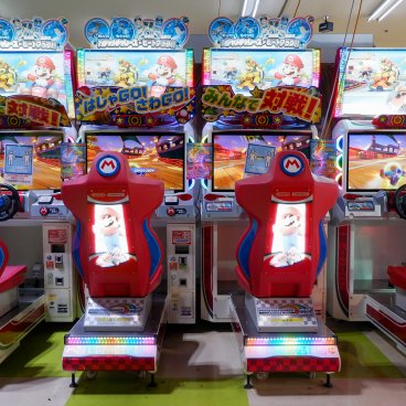 Bornes de jeux Nintendo Mario Kart dans une salle d'arcade (Game Center) à Tokyo