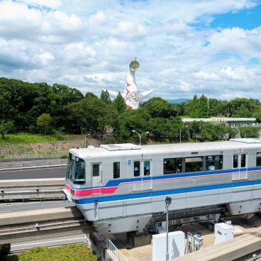 Gare Bampaku-kinen-koen (Osaka), vue sur la Tour du Soleil depuis le monorail