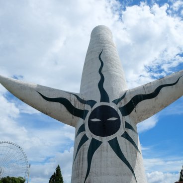 Parc Expo'70 (Osaka), le Soleil Noir à l'arrière de la Tour du Soleil