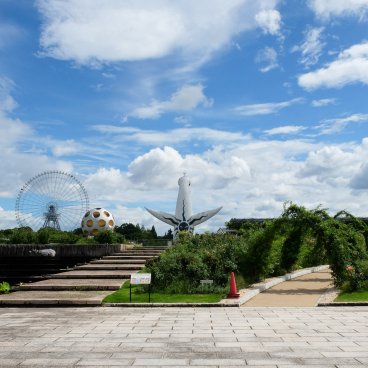Parc Expo'70 (Osaka), jardin de roses et vue sur la Tour du Soleil et la grande roue de LaLaport EXPOCITY