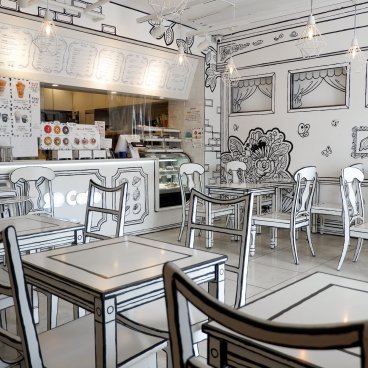 2D Cafe (Tokyo), décoration bande-dessinée noir et blanc de la salle de restauration 3