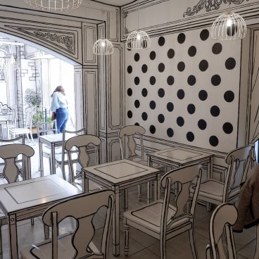 2D Cafe (Tokyo), décoration bande-dessinée noir et blanc de la salle de restauration 5