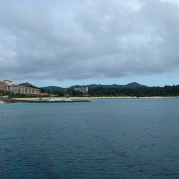 Cap Busena (Nago, Okinawa Honto), vue sur le littoral et l'hôtel The Busena Terrace depuis le ponton de l'observatoire sous-marin