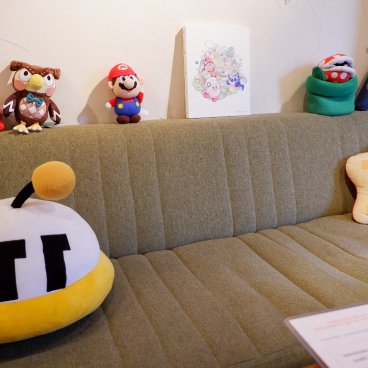 Café 84 Hashi (Tokyo), banquette décorée avec des peluches Nintendo