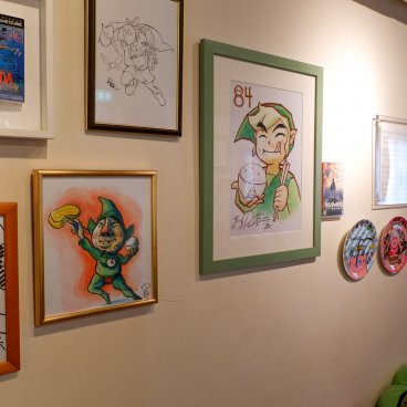 Café 84 Hashi (Tokyo), dessins et autographes officiels de créateurs de jeux Nintendo
