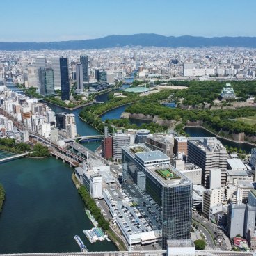 Osaka, vue aérienne par drone de la ville et son château 