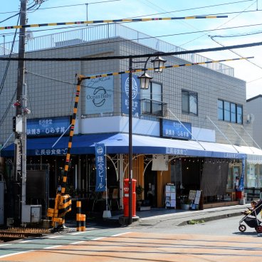 Hase Shokudo (Kamakura), vue sur l'établissement à côté de la gare de Hase