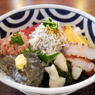 Hase Shokudo (Kamakura), bol Donburi Shirasu et Sashimi de poissons et crustacés du Shonan