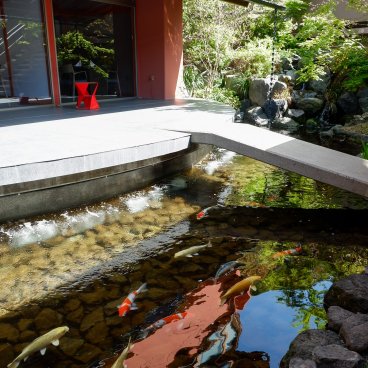 Basaratei (Shima, Ise), bassin de carpes et accès à la salle de restauration Sakanahen
