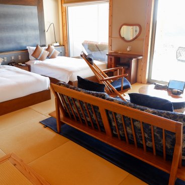 Basaratei (Shima, Ise), vue sur le salon et l'espace nuit de la suite Migiwa no mune (ichi)