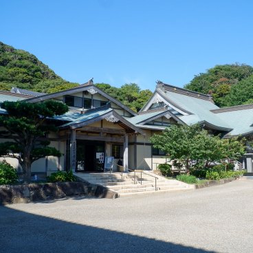 Komyo-ji (Kamakura), esplanade et pavillons de culte du temple
