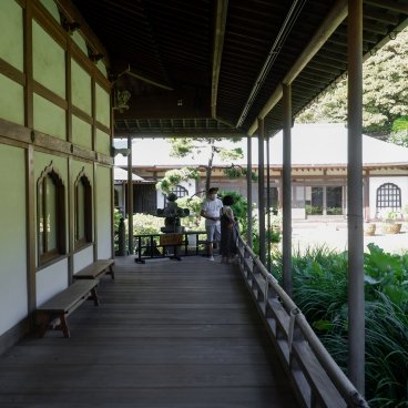 Komyo-ji (Kamakura), balcon en bois couvert avec vue sur l'étang de lotus Kodai-Hasu