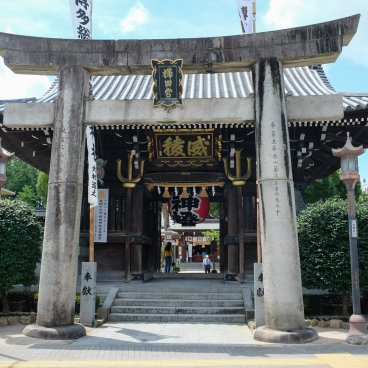 Kushida-jinja (Fukuoka), porte Torii et porte principale du sanctuaire