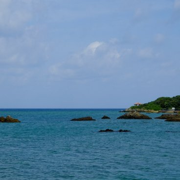 Plage de Fusaki (Ishigaki), vue sur la mer de Chine orientale et le phare Kannonzaki