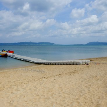Plage de Fusaki (Ishigaki), ponton flottant pour activités aquatiques