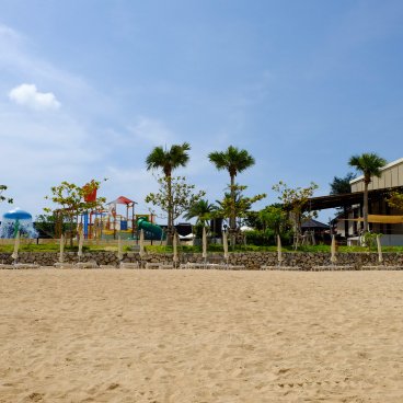 Plage de Fusaki (Ishigaki), vue sur les jeux pour enfants du Fusaki Beach Resort Hotel & Villas