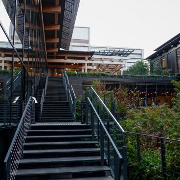 Shinpuhkan (Kyoto), escalier extérieur dans le patio du centre commercial