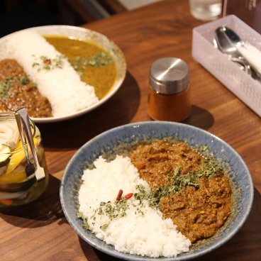 Spice Curry Shinkai (Toranomon, Tokyo), assiettes de curry et condiments vinaigrés (pickles)