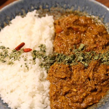 Spice Curry Shinkai (Toranomon, Tokyo), assiette de curry au poulet et gingembre