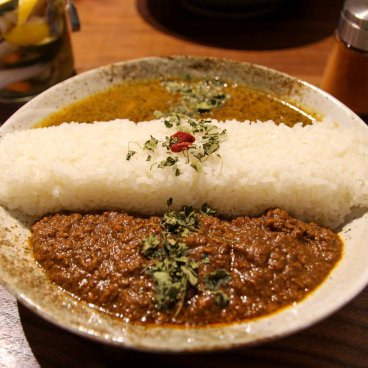 Spice Curry Shinkai (Toranomon, Tokyo), assiette double curry au porc poivre rouge et de style sri-lankais 2