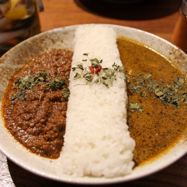 Spice Curry Shinkai (Toranomon, Tokyo), assiette double curry au porc poivre rouge et de style sri-lankais